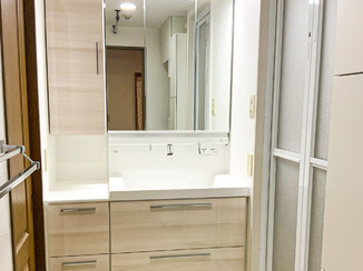 洗面リフォーム 収納が充実した使いやすい洗面所と、清潔感のある浴室