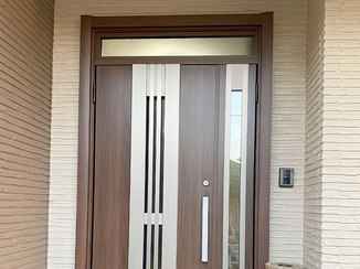 エクステリアリフォーム 採光・採風がとれる、明るくなった玄関ドア
