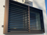 小工事視線を遮るだけでなく、換気や採光もとれるルーバー窓