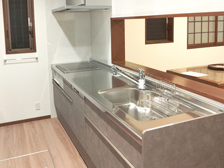 キッチンリフォーム 明るくリフレッシュしたキッチンと安心・快適を実現したレストルーム