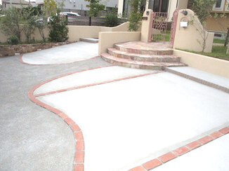 外構工事その他 お家に合わせたデザインで明るい雰囲気のオシャレな駐車場