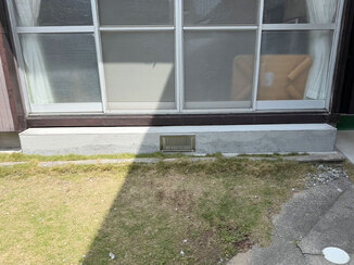 小工事 クラックの補強だけでなく、窓からの出入りもしやすくなった基礎