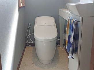 トイレリフォーム 手洗カウンター付きですっきり快適なレストルーム